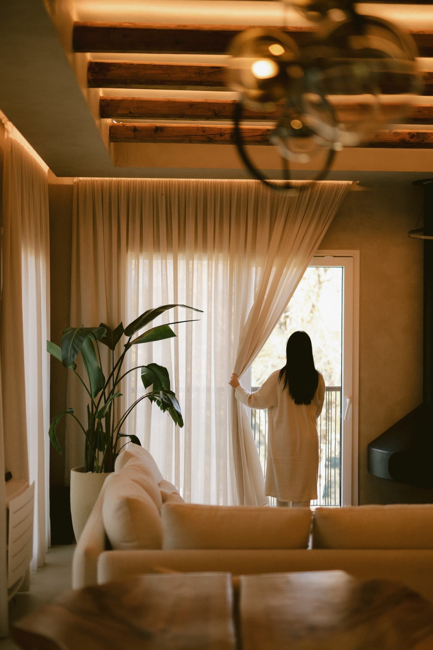 Ochtendlicht door de gordijnen van een kamer in de villa