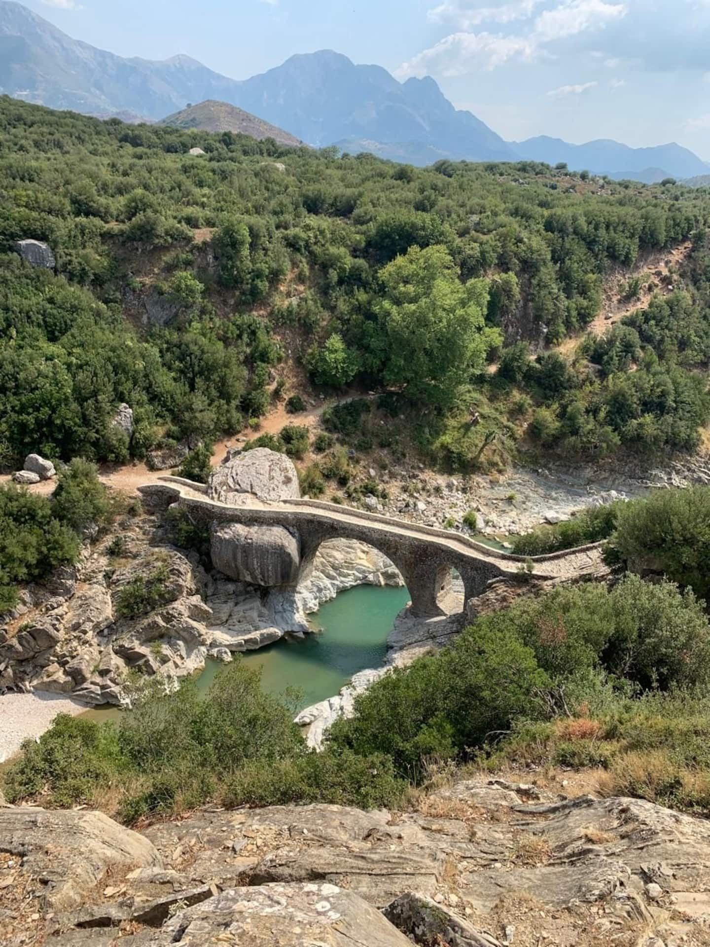 De rivier die door de kloof onder het bergdorp stroomt