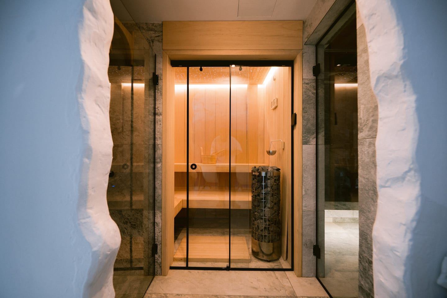 De met cederhout beklede sauna van de villa